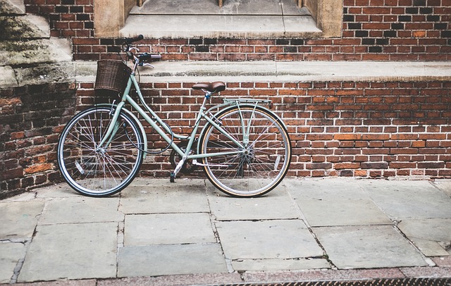 Fahrrad mit Motor an Wand